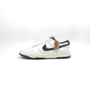 Nike Men's SB Dunk Low Sneaker